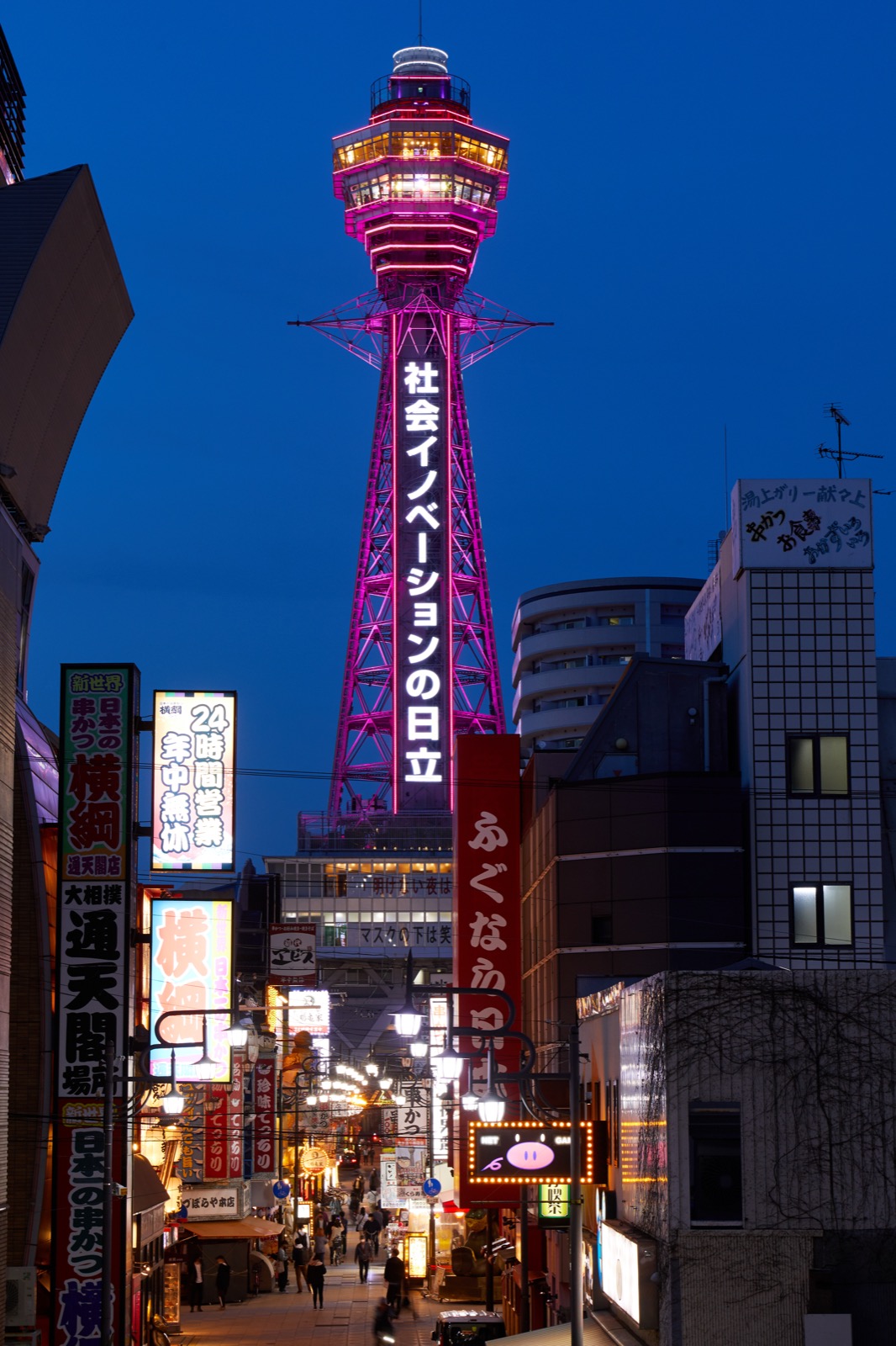 夜間通天閣與新世界街區的照片
